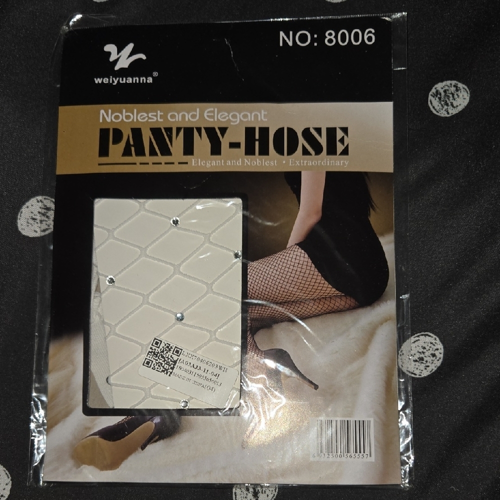 Black Lace Gartbelt with 4 Set Of Pantyhose - Picture 6 of 13